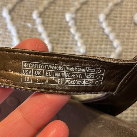 🎉HP🎉 Vionic Orthaheel Cathy Triple Strap Bronze Sandals - Picture 7 of 10